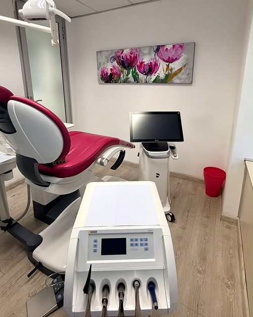 Treatment room with a Sirona delivery unit and chairside screen
